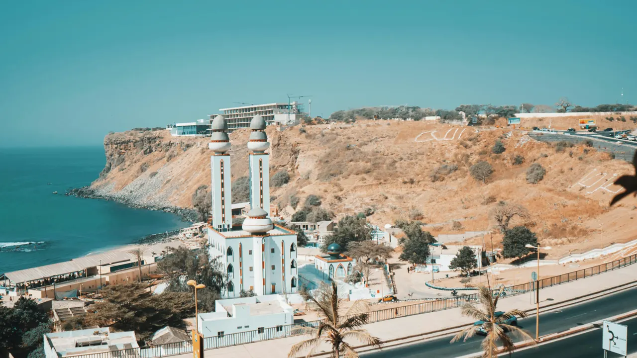 a Mosquée de la Divinité est une mosquée sénégalaise située à Ouakam, l'une des communes d'arrondissement de Dakar, sur la Corniche-Ouest, en bordure de l'océan Atlantique