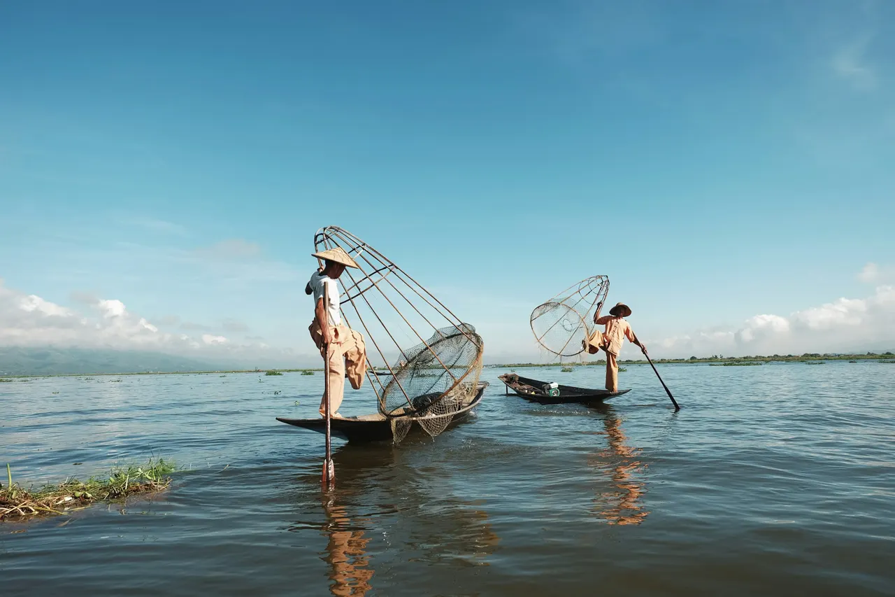 The art of fishing with one leg paddling