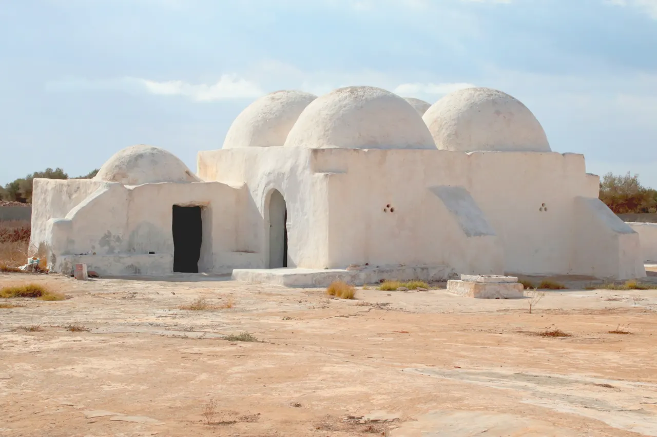 Architecture on the island of Djerba, the dome building
It dates back to the 6th century AD, and it ran through a mosque and a shrine to a sheikh
Every last week there is a visit to this shrine and the lighting of candles and a prayer for marriage