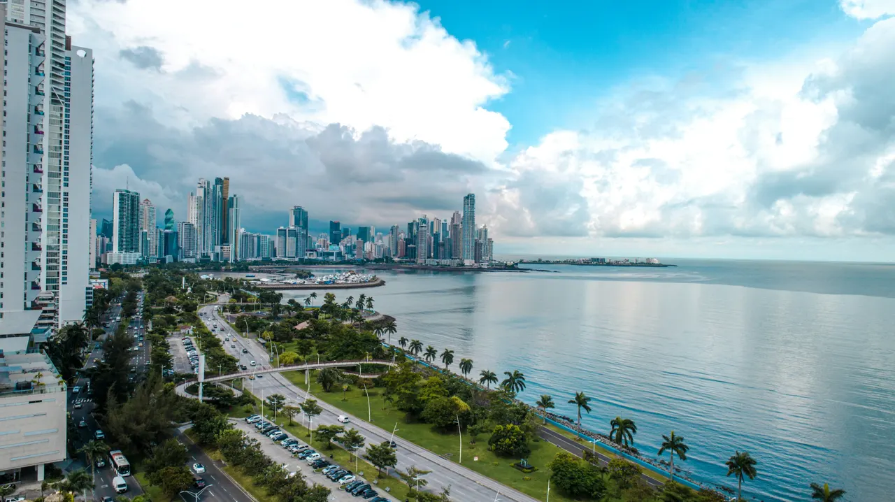 Una hermosa captura área de la cinta costera en la ciudad de Panamá