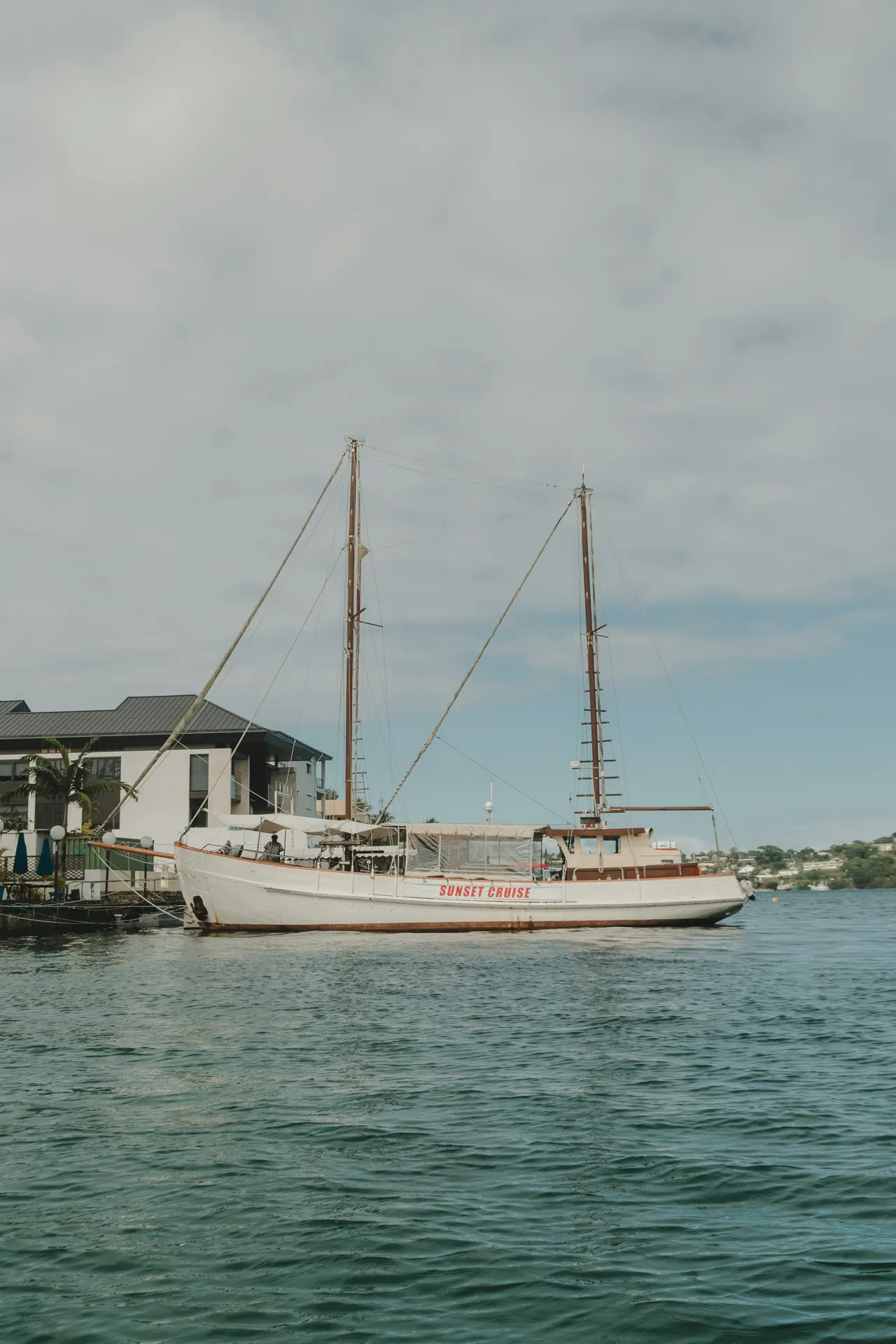 the "sunset cruise" amarré à port vila, vanuatu