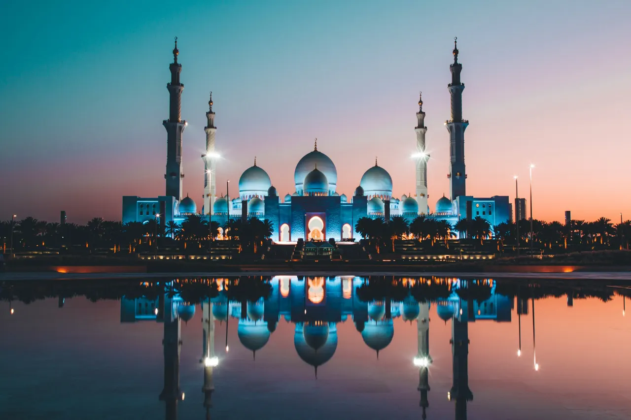 Waiting for the sunset in Abu Dhabi, in June usually means temperatures above 40°C and humidity levels up to 95%