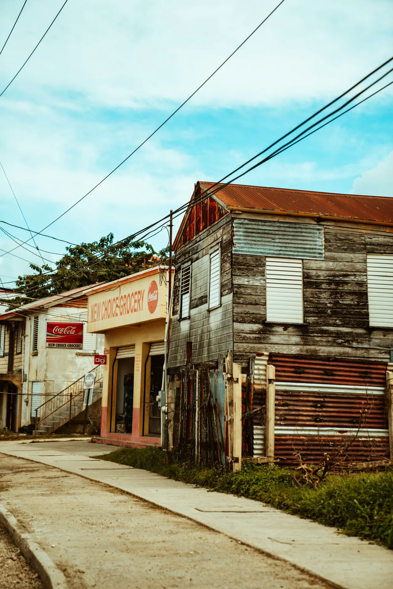 New Choice grocery market on the side of the road
