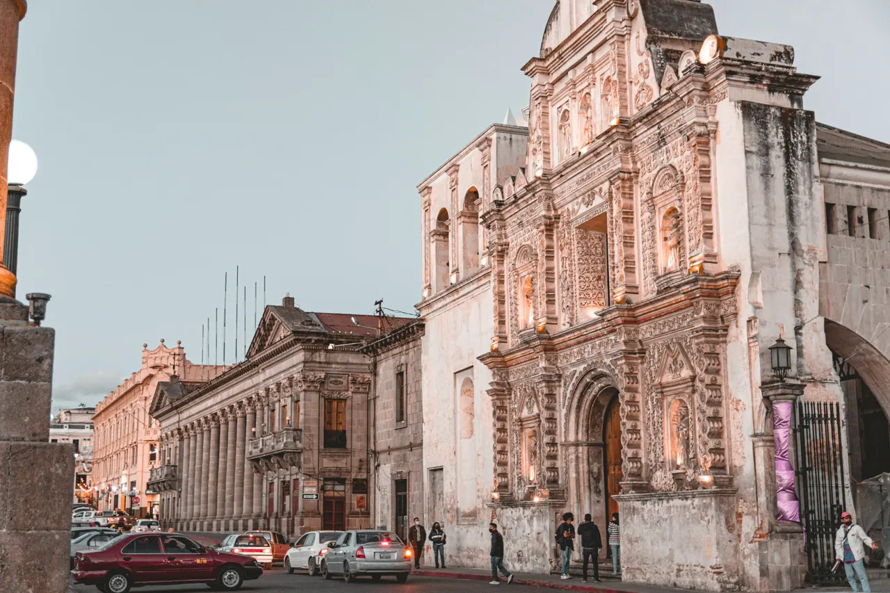 Vista de la calle sobre la que está la Catedral del Espíritu Santo y el Palacio Municipal de Quetzaltenango, Guatemala