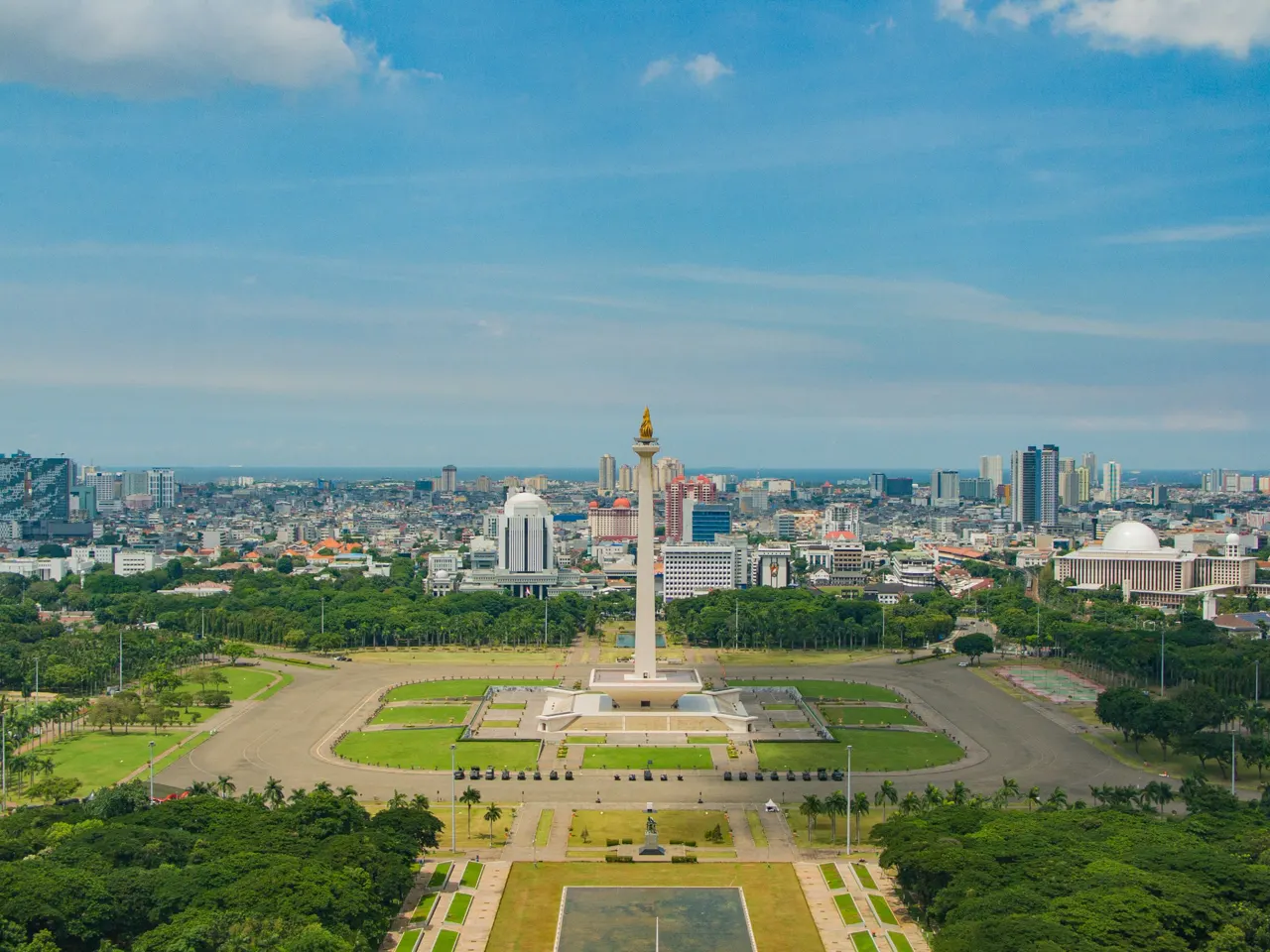 A picture of Monumen Nasional (abbreviated as Monas)